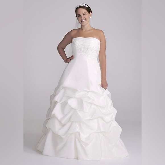 ✨HP✨💍 Stunning Wedding Dress Ball Gown in Ivory - Picture 2 of 13